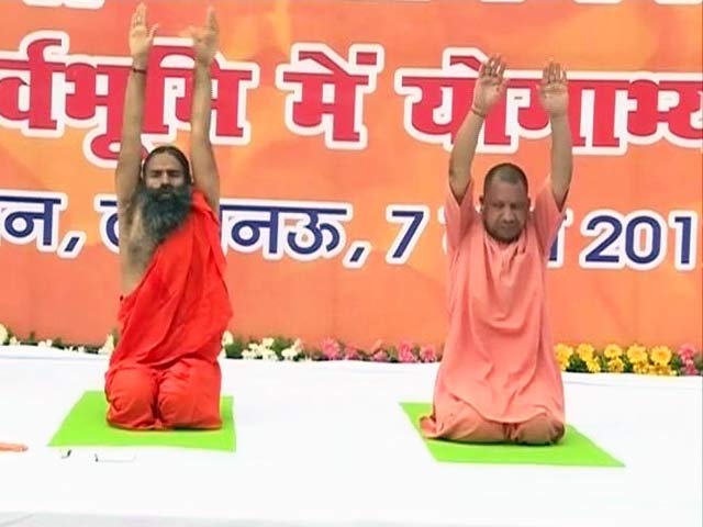लखनऊ : बाबा रामदेव के साथ CM योगी का योगाभ्‍यास