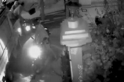 सीतापुर के ट्रिपल मर्डर की वारदात CCTV में हुई कैद सीतापुर के ट्रिपल मर्डर की वारदात CCTV में हुई कैद