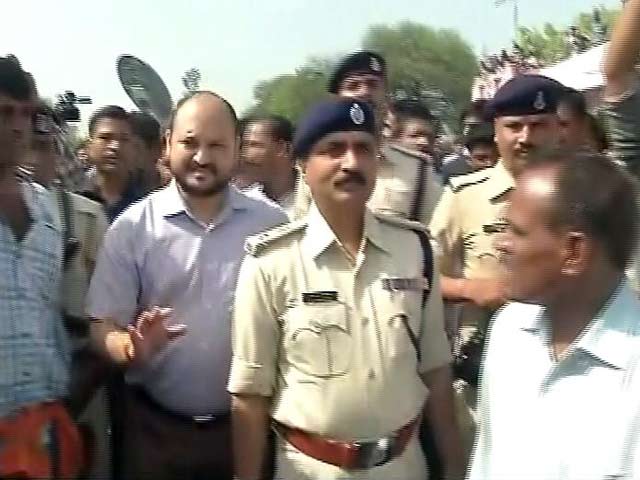 मंदसौर : समझाने पहुंचे DM पर फूटा किसानों का गुस्सा