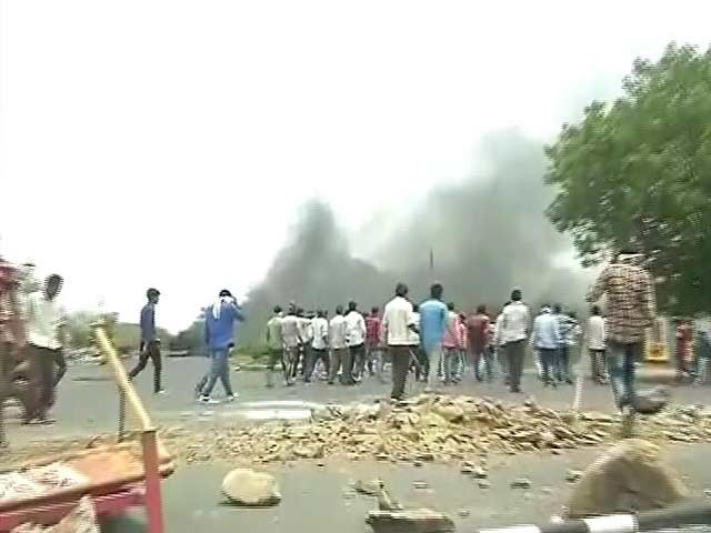 Video : Protesting Madhya Pradesh Farmers Chase Officer After 5 Killed
