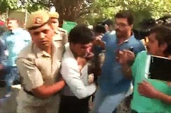 सीपीएम नेता सीताराम येचुरी की प्रेस कॉन्फ्रेंस में नारेबाजी और हंगामा सीपीएम नेता सीताराम येचुरी की प्रेस कॉन्फ्रेंस में नारेबाजी और हंगामा