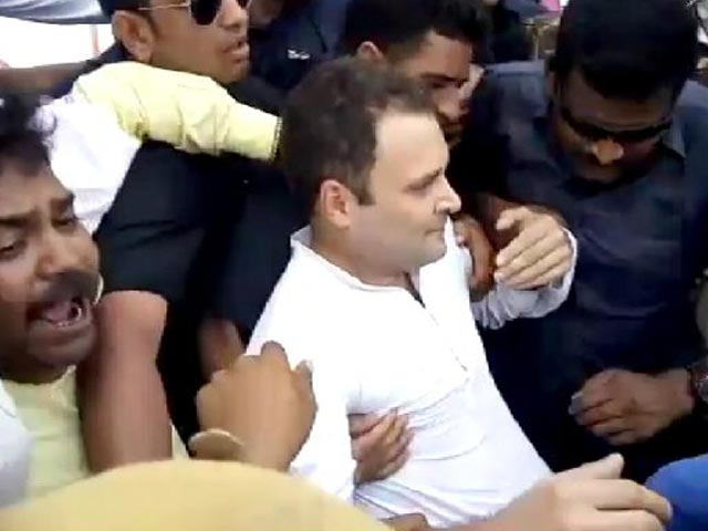 मंदसौर जाने के लिए बाइक पर सवार होकर निकले राहुल गांधी