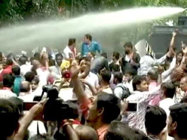 Videos : दिल्ली में बिजली-पानी को लेकर बीजेपी का प्रदर्शन