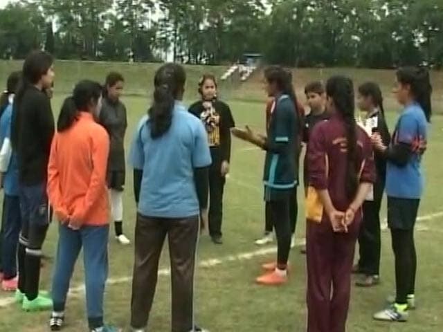 Videos : कश्मीर में पत्थरबाजी छोड़ लड़कियों ने अपनाई फुटबॉल