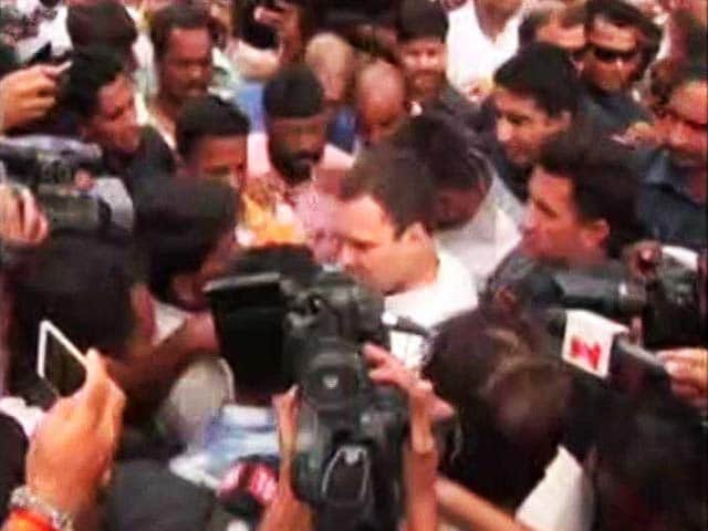 Videos : बड़ी ख़बर : मंदसौर में गरमाई सियासत, गिरफ्तारी के बाद जमानत पर रिहा हुए राहुल गांधी