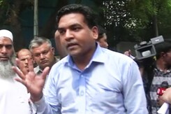 कपिल मिश्रा पहुंचे अरविंद केजरीवाल के घर कपिल मिश्रा पहुंचे अरविंद केजरीवाल के घर