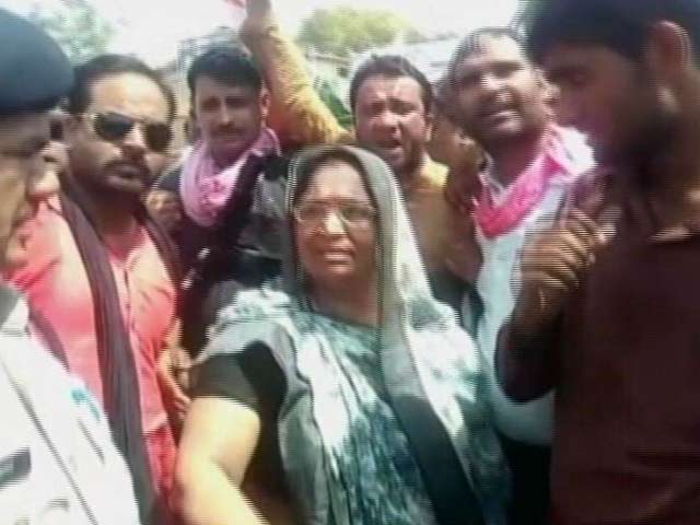 Videos : भीड़ को उकसाती दिखीं शिवपुरी की विधायक, वीडियो आया सामने
