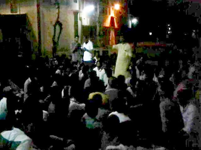 Videos : मध्य प्रदेश : भीड़ को उकसाते दिखे कांग्रेसी नेता डीपी धाकड़