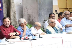 NDTV पर सीबीआई के छापों के खिलाफ प्रेस क्लब में जुटे दिग्गज पत्रकार NDTV पर सीबीआई के छापों के खिलाफ प्रेस क्लब में जुटे दिग्गज पत्रकार