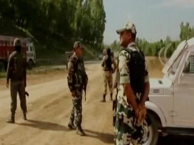 अनंतनाग : सुरक्षाबलों के 2 वाहनों पर आतंकी हमला, 1 नागरिक घायल