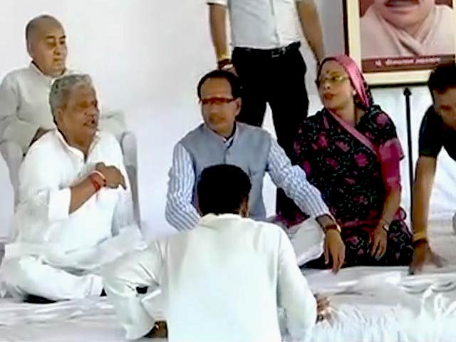मध्‍य प्रदेश : शांति की अपील के साथ शिवराज ने शुरू किया उपवास