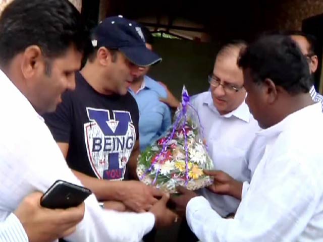 <i>Tubelight</i> Star Salman Khan Inaugurates Public Toilets in Mumbai