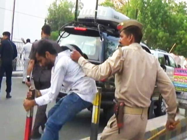 लखनऊ में सीएम योगी को काले झंडे दिखाने वाले 12 छात्रों को 14 दिन की न्यायिक हिरासत में भेजा गया