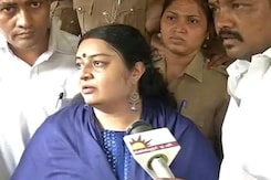 High Drama As Deepa Jayakumar Stopped From Entering Aunt Jayalalithaa's Home High Drama As Deepa Jayakumar Stopped From Entering Aunt Jayalalithaa's Home