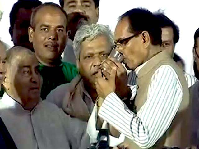 नारियल पानी पीकर सीएम शिवराज ने तोड़ा उपवास