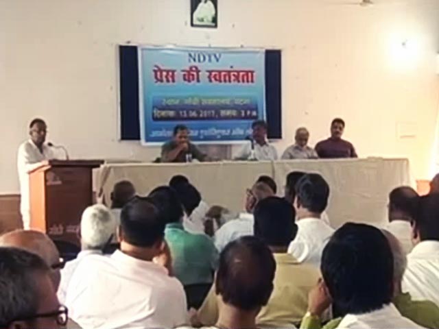 NDTV पर सीबीआई छापों के विरोध में पटना में जुटे पत्रकार