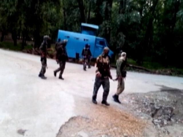 Video : कश्मीर में CRPF के दो कैंपों पर आतंकी हमला, 10 जवान घायल