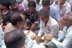 Shivraj Chouhan Visits Families Of Farmers Killed In Mandsaur Shivraj Chouhan Visits Families Of Farmers Killed In Mandsaur