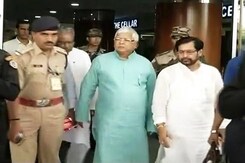 बेनामी संपत्ति के सवाल पर लालू ने मीडियाकर्मी को कहे अपशब्द बेनामी संपत्ति के सवाल पर लालू ने मीडियाकर्मी को कहे अपशब्द