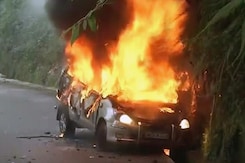 दार्जीलिंग में गोरखा जनमुक्ति मोर्चा समर्थकों ने मचाया उत्पात दार्जीलिंग में गोरखा जनमुक्ति मोर्चा समर्थकों ने मचाया उत्पात