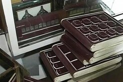 मुंबई : आए थे आम बेचने, लाखों का सोना लेकर उड़ गए मुंबई : आए थे आम बेचने, लाखों का सोना लेकर उड़ गए