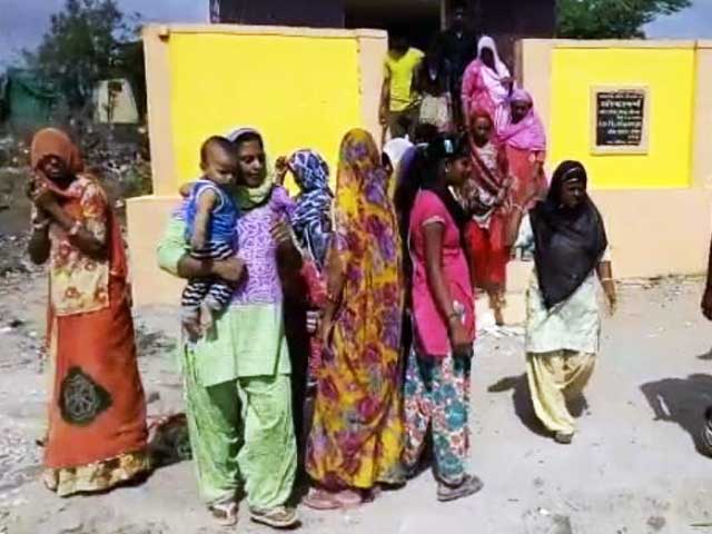 खुले में शौच कर रही महिला की फोटो लेने का किया विरोध, ले ली जान