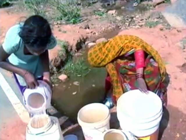 Videos : सूखे बुंदेलखंड के करीब 40 गांवों में चल रही है पानी पंचायत