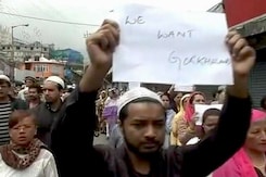 गोरखा जनमुक्ति मोर्चा के सदस्य सुरक्षाकर्मियों से भिड़े गोरखा जनमुक्ति मोर्चा के सदस्य सुरक्षाकर्मियों से भिड़े