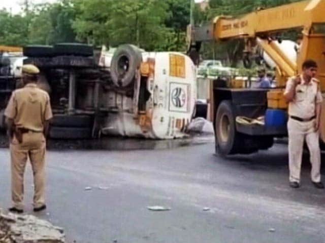 Videos : तेल से भरा टैंकर पलटने से साउथ दिल्ली में भयंकर ट्रैफिक जाम