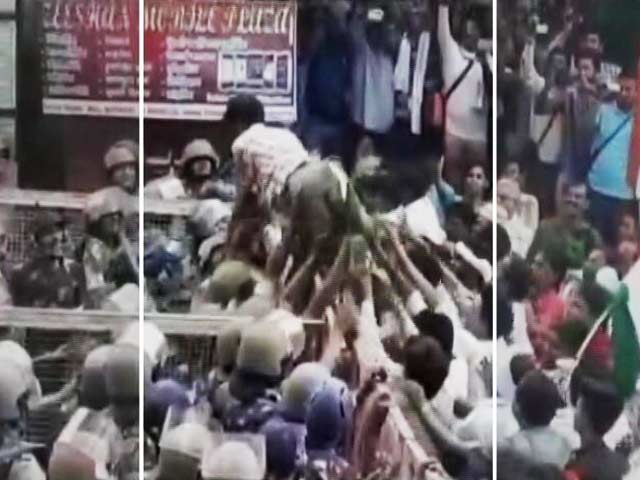 मध्य प्रदेश के सागर में किसानों की मांग को लेकर कांग्रेस के कार्यकर्ताओं का प्रदर्शन