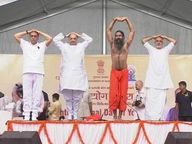अहमदाबाद में रामदेव और अमित शाह ने किया योग अहमदाबाद में रामदेव और अमित शाह ने किया योग