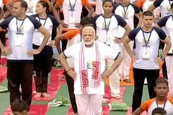 योग दिवस : बारिश के बीच पीएम नरेंद्र ने लखनऊ में किया योग योग दिवस : बारिश के बीच पीएम नरेंद्र ने लखनऊ में किया योग