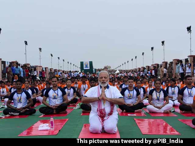 Video : PM Modi Performs Yoga <i>Asanas</i> Amid Rain, Thousands Join Him