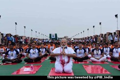 PM Modi Performs Yoga <i>Asanas</i> Amid Rain, Thousands Join Him PM Modi Performs Yoga <i>Asanas</i> Amid Rain, Thousands Join Him