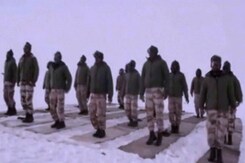 लद्दाख में तैनात जवानों ने भी किया योग लद्दाख में तैनात जवानों ने भी किया योग