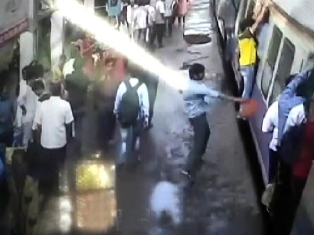 बैठने को लेकर हुए विवाद के बाद शख्स ने यात्रियों पर झोंक दी लाल मिर्च