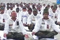 सरहद से समंदर तक सेना ने किया योग सरहद से समंदर तक सेना ने किया योग