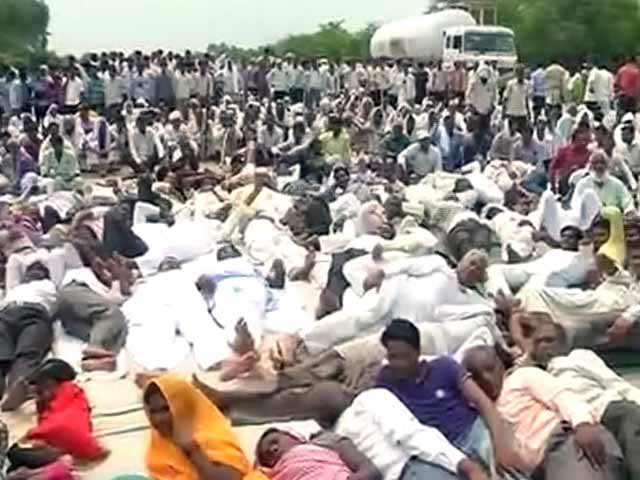 Video: योग दिवस पर किसानों का शवासन