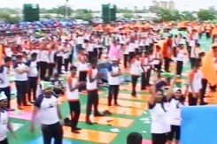 योग की तस्वीरों से भरी ट्विटर की टाइम लाइन योग की तस्वीरों से भरी ट्विटर की टाइम लाइन