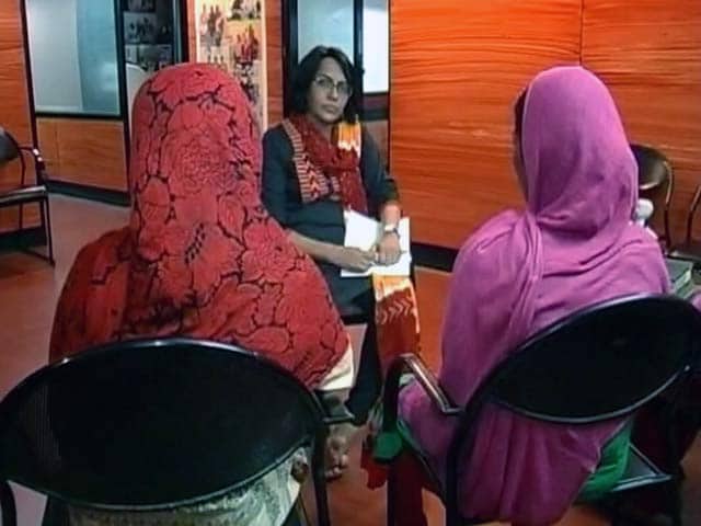 Video : हैदराबाद में सरोगेसी क्लीनिक पर छापा, महिलाओं ने छापे पर उठाए सवाल