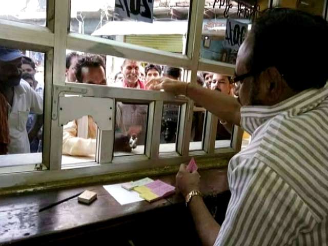 फिल्म 'ट्यूबलाइट' का टिकट बेचते दिखे MP के मंत्री