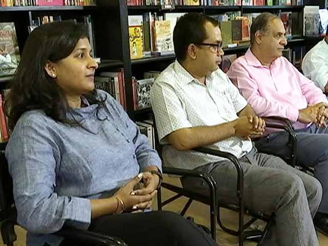 मुकाबला : क्या हिंदी किताबों का बाजार बढ़ा है?