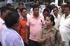 Woman Police Officer In UP Takes On Angry BJP Workers. Video Is Viral Woman Police Officer In UP Takes On Angry BJP Workers. Video Is Viral