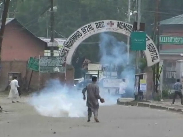 ईद के मौके पर प्रदर्शनकारियों और सुरक्षाबलों के बीच झड़प