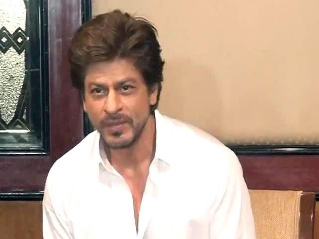 Shah Rukh Khan Meets And Greets Media On Eid