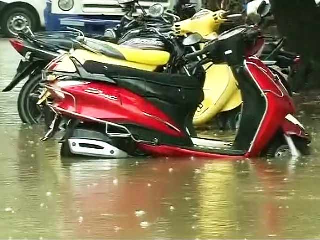 मुंबई में देर रात से रुक-रुककर भारी बारिश, निचले इलाकों में पानी भरा