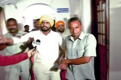 दिल्ली विधानसभा के विशेष सत्र में 2 युवकों ने किया हंगामा, फेंके पर्चे दिल्ली विधानसभा के विशेष सत्र में 2 युवकों ने किया हंगामा, फेंके पर्चे