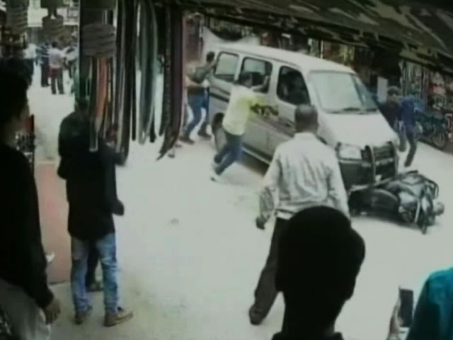 माउंट आबू में पर्यटकों पर चढ़ी कार, सीसीटीवी में कैद हुई घटना