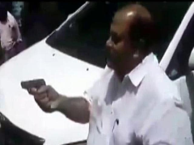Video : Kerala Lawmaker Points Gun At Agitated Mob, Says 'Did Nothing Wrong'