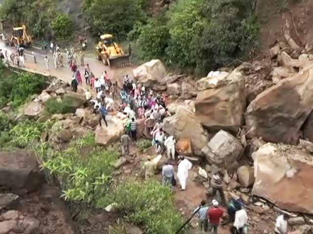 जम्मू-श्रीनगर हाइवे पर भूस्खलन, अमरनाथ यात्रा रोकी गई